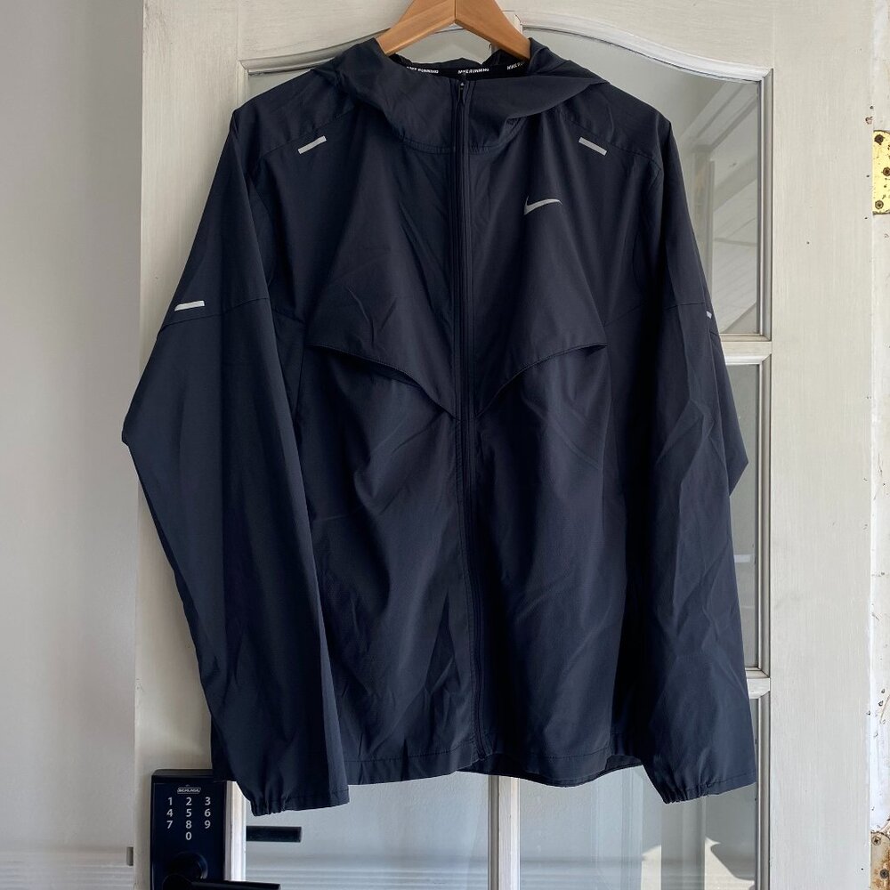 Black Nike Stride UV-Blocking Running Jacket in Size L